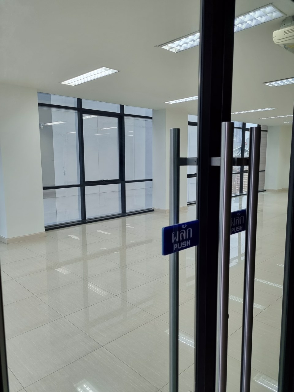 สำนักงาน-ชั้น3-ตึก5-มหาทุนพระราม3-ริมถนนใหญ่-137-ตรม-2-ห้องน้ำ-เช่า-thb-40000-เดือน