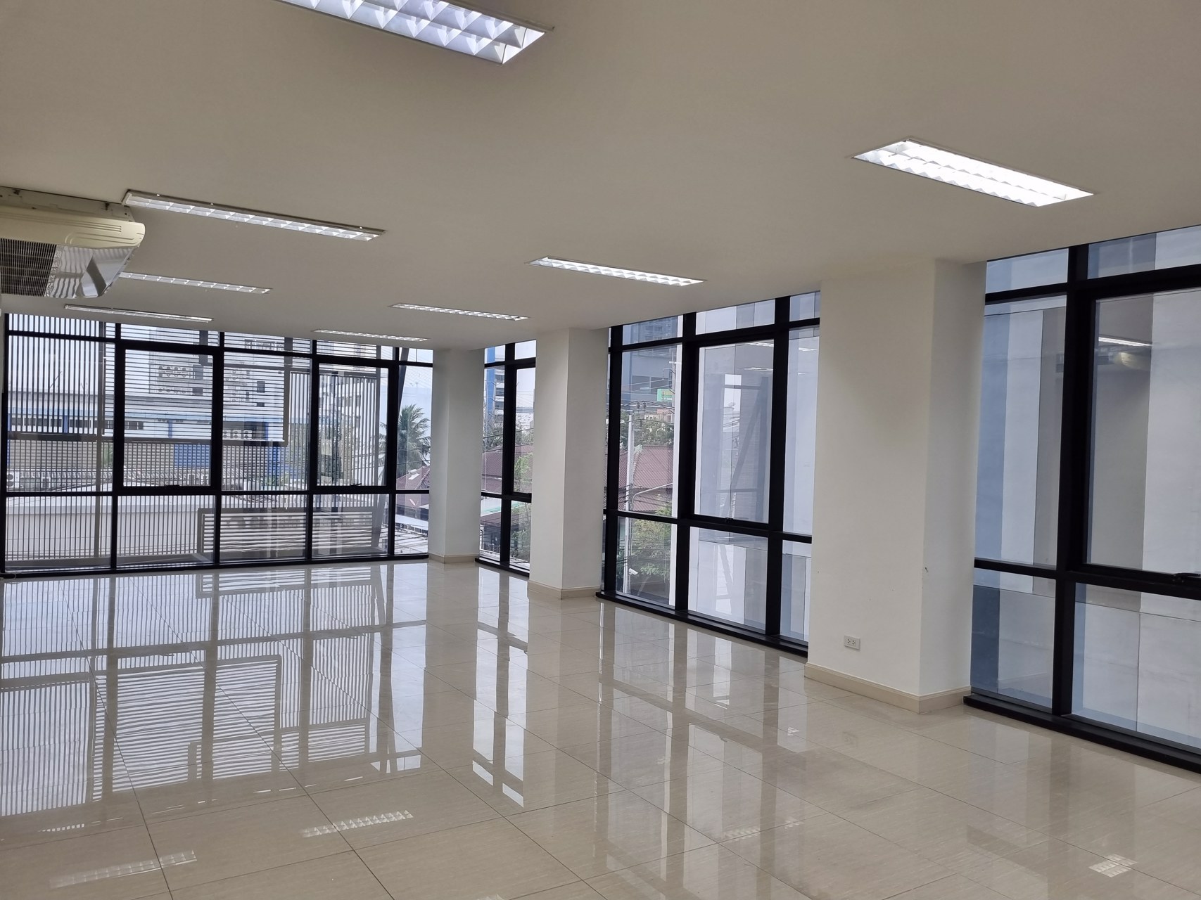 สำนักงาน-ชั้น3-ตึก5-มหาทุนพระราม3-ริมถนนใหญ่-137-ตรม-2-ห้องน้ำ-เช่า-thb-40000-เดือน