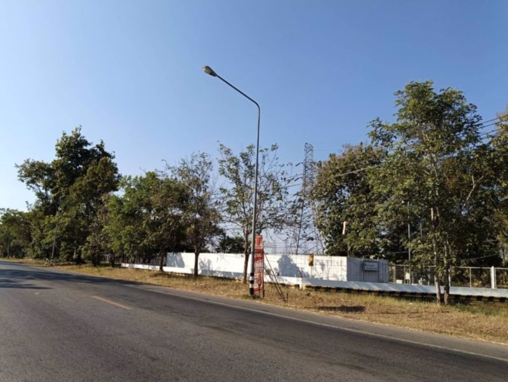 ขายที่ดิน100ตรวติดถนนคอนกรีต-ข้างหลังเต้นท์รถยนต์-50เมตร