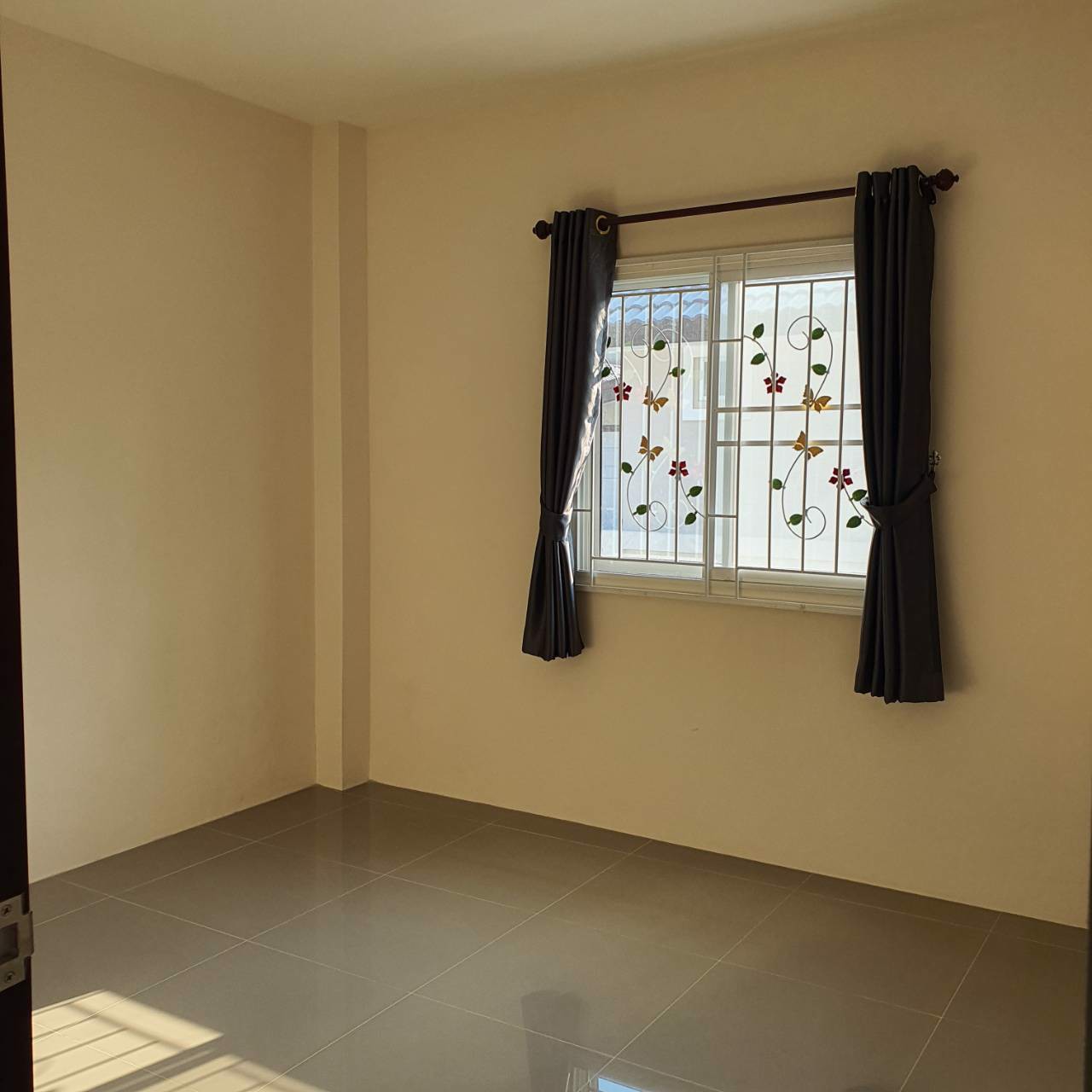 ให้เช่าทาวน์เฮ้าส์-หลังมุม-โรงโป๊ะ-ตะเคียนเตี้ย-ชลบุรี