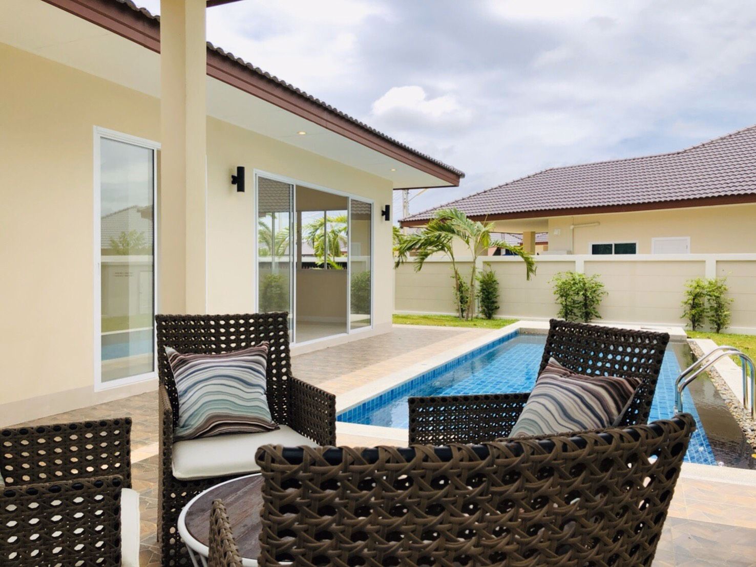 ขายหรือเช่า-พูลวิลล่า-ห้วยใหญ่-พัทยา-บ้านใหม่-ตบแต่งสวยพร้อมเข้าอยู่