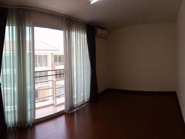 ให้เช่าโฮมออฟฟิศ-4-ชั้น-ปรัชญาโฮมทาวน์-ลาดพร้าว-71-ติดถนนสุคนธสวัสดิ์-เหมาะทำออฟฟิสและอยู่อาศัย