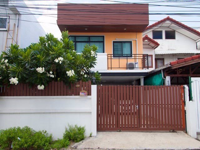 ขายบ้านแฝด-48-ตรว-5-ห้องนอน-โชคชัย4-ตกแต่งใหม่-พร้อมอยู่