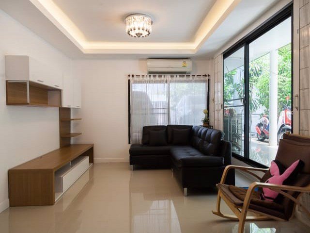 ขายบ้านแฝด-48-ตรว-5-ห้องนอน-โชคชัย4-ตกแต่งใหม่-พร้อมอยู่