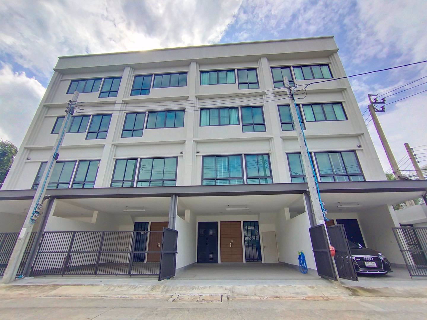 ให้เช่า-ทาวน์โฮมluxury-modenr-ซอยเสริมสุขใกล้ทางด่วน