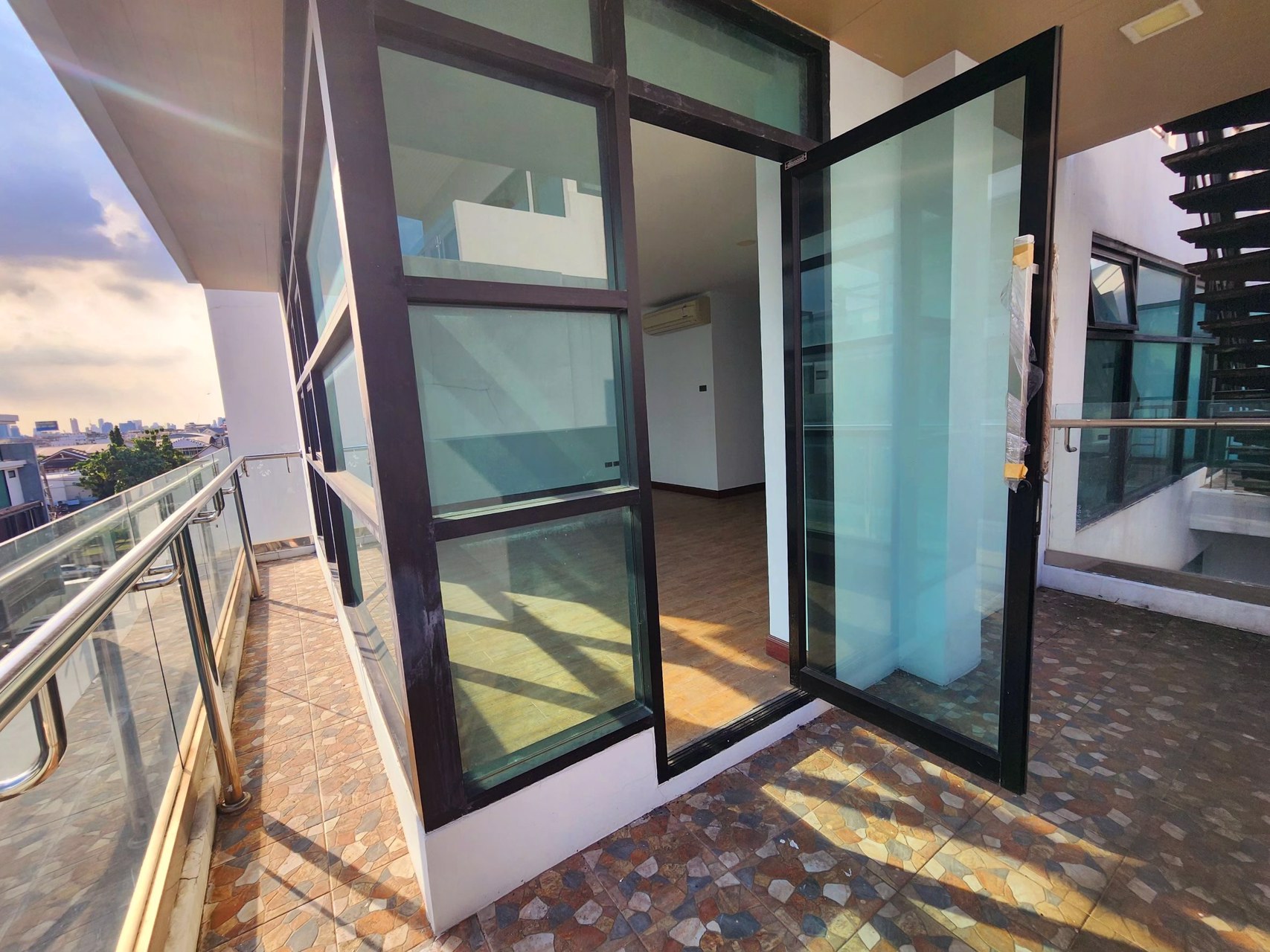 โฮมออฟฟิศ-ฮอฟฟ์-เอกมัย-รามอินทรา