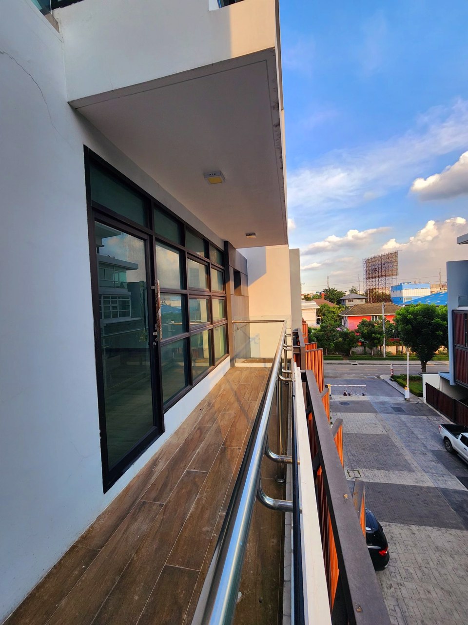 โฮมออฟฟิศ-ฮอฟฟ์-เอกมัย-รามอินทรา