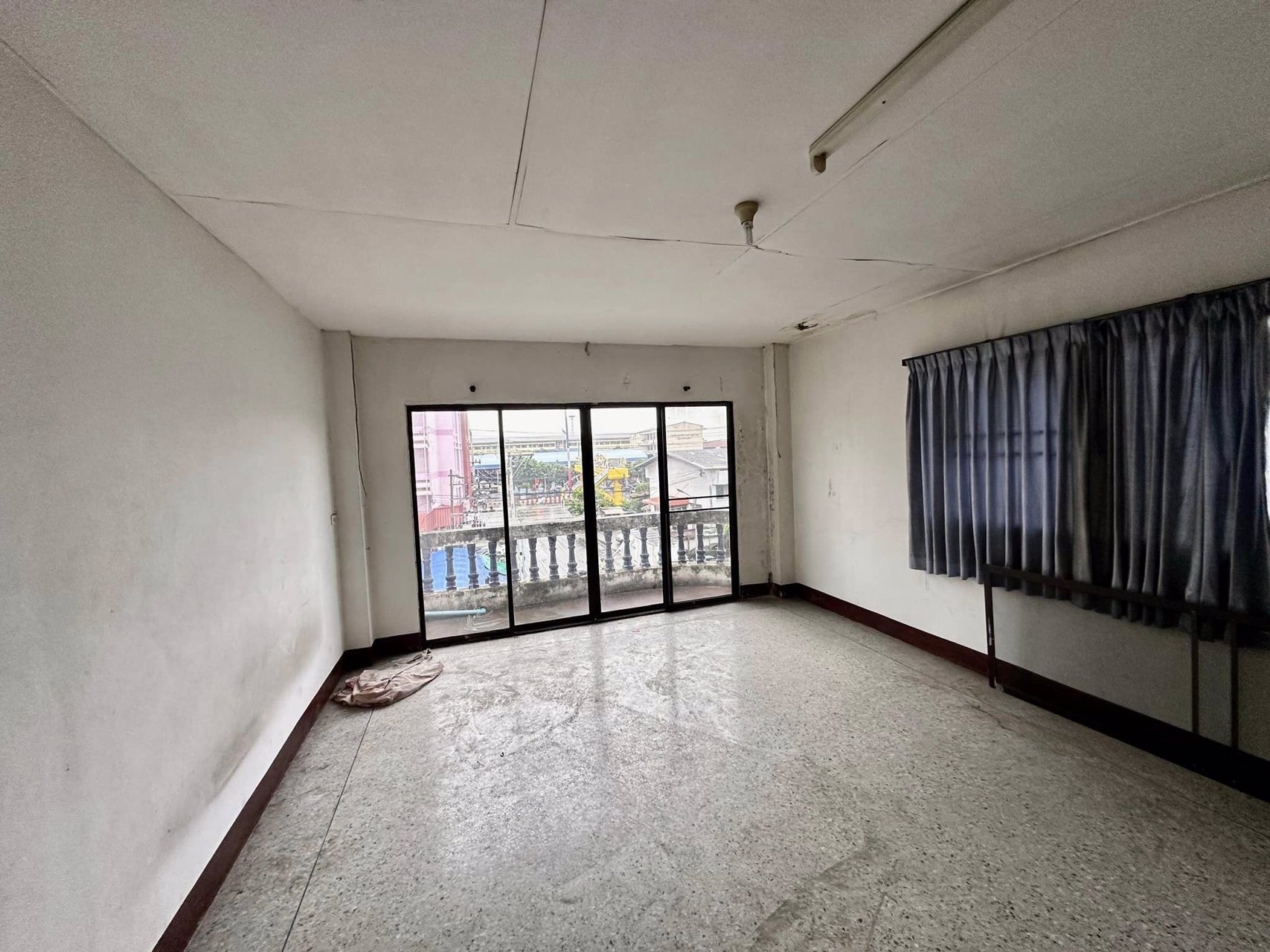 ขายด่วน-ตึก-3-ชั้น-4-คูหา-อ้อมน้อย-ทำเลทอง