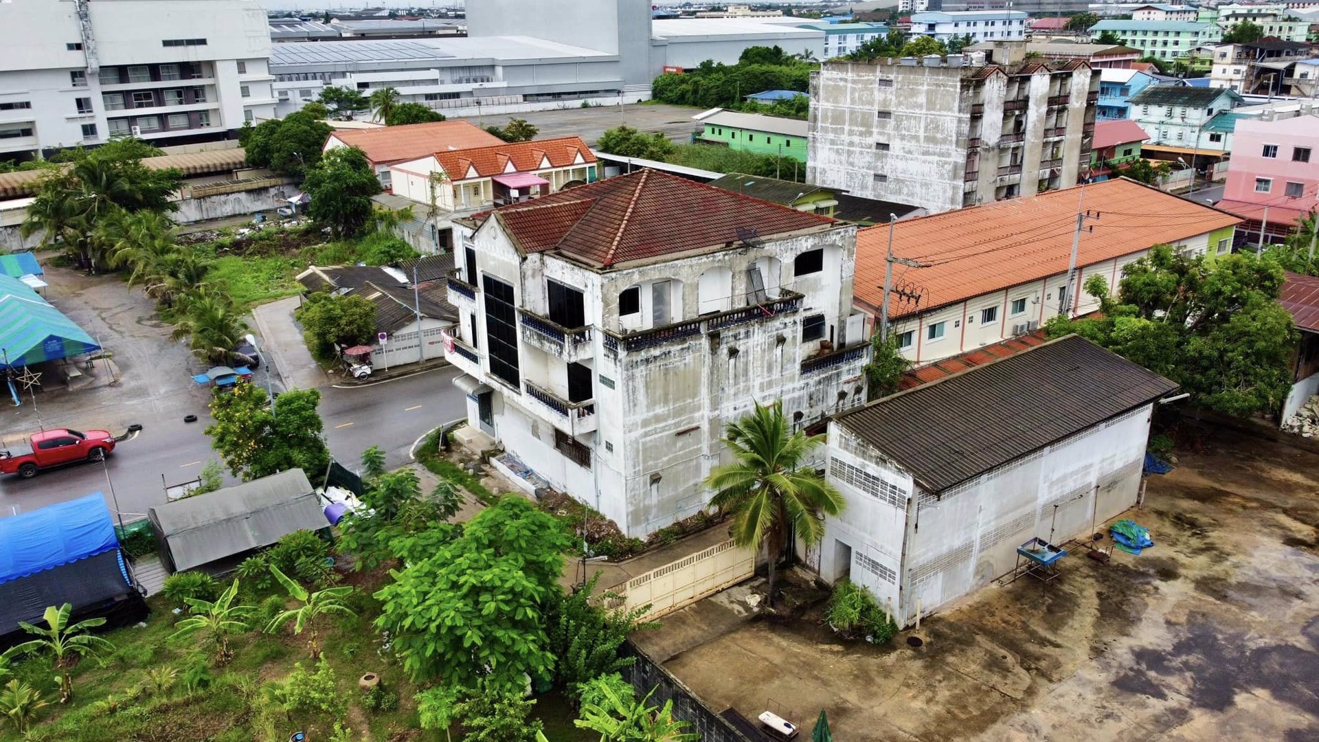 ขายด่วน-ตึก-3-ชั้น-4-คูหา-อ้อมน้อย-ทำเลทอง