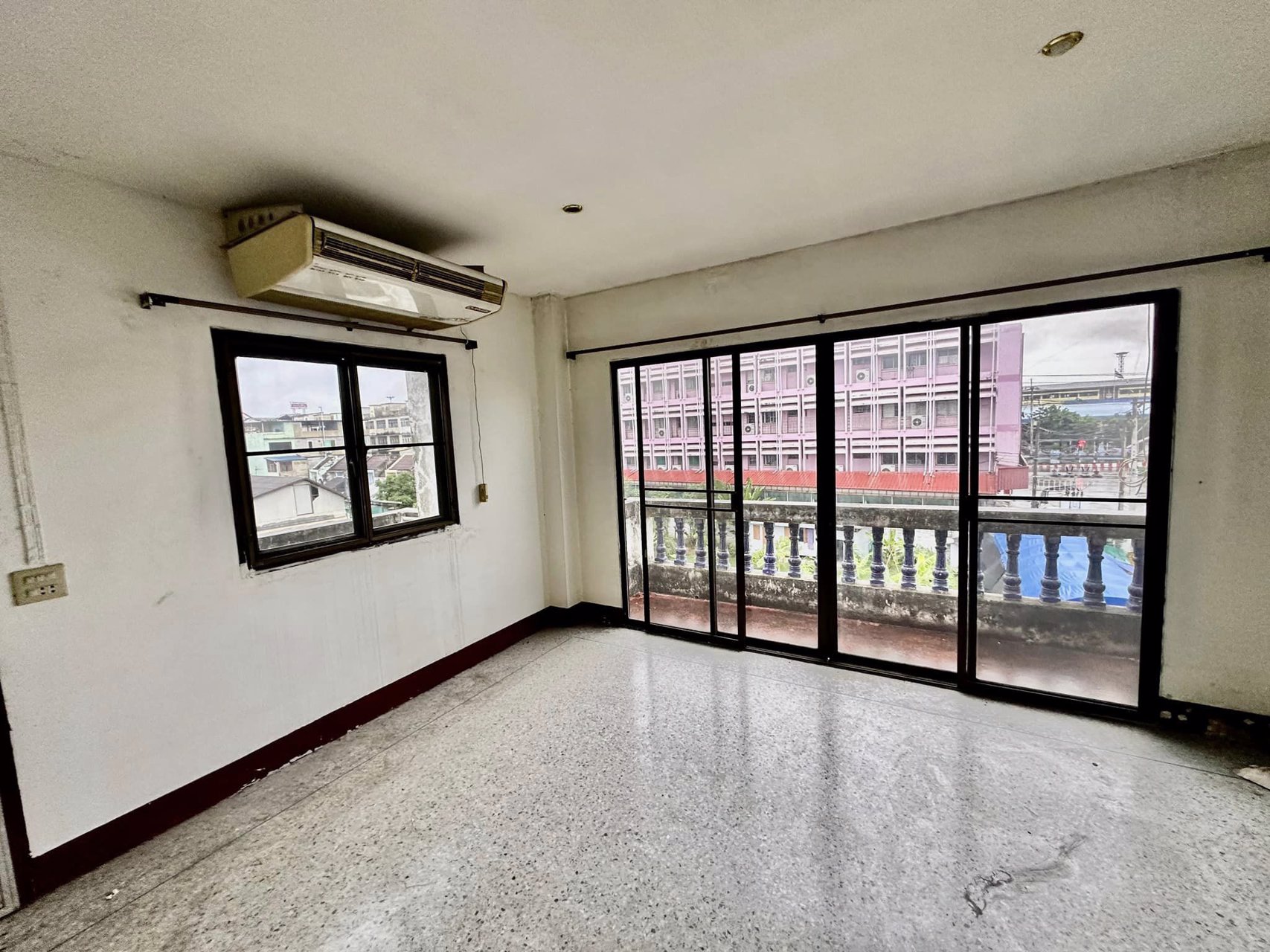 ขายด่วน-ตึก-3-ชั้น-4-คูหา-อ้อมน้อย-ทำเลทอง