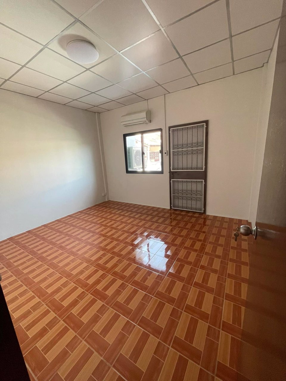 ทาวน์เฮ้าส์พร้อมอยู่-ถนนรามอินทรา109-ซอยพระยาสุเรนทร์-19-หมู่บ้านอินทราวิวล์