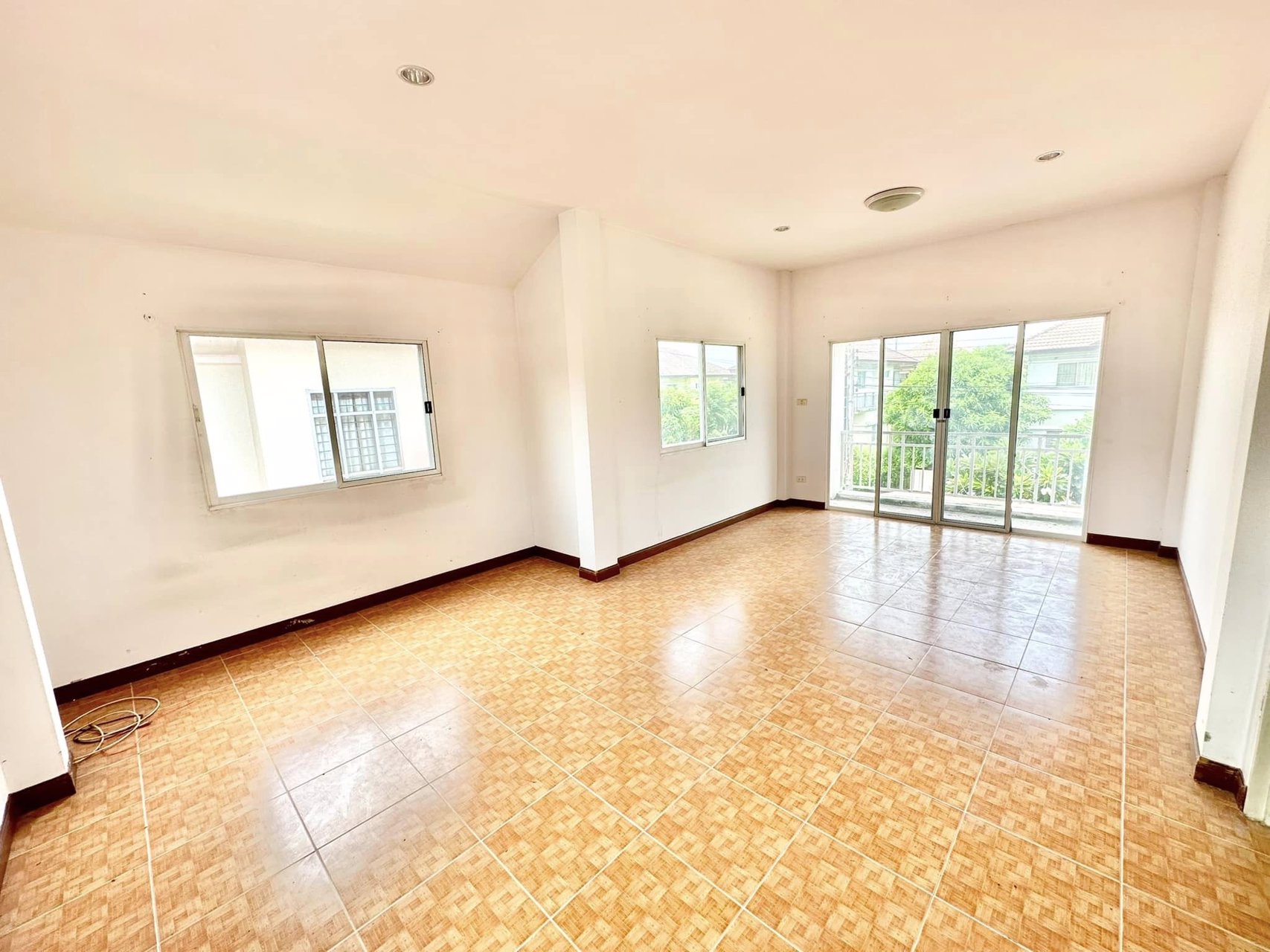 ขายด่วน-บ้านเดี่ยวหลังใหญ่-100-ตรว