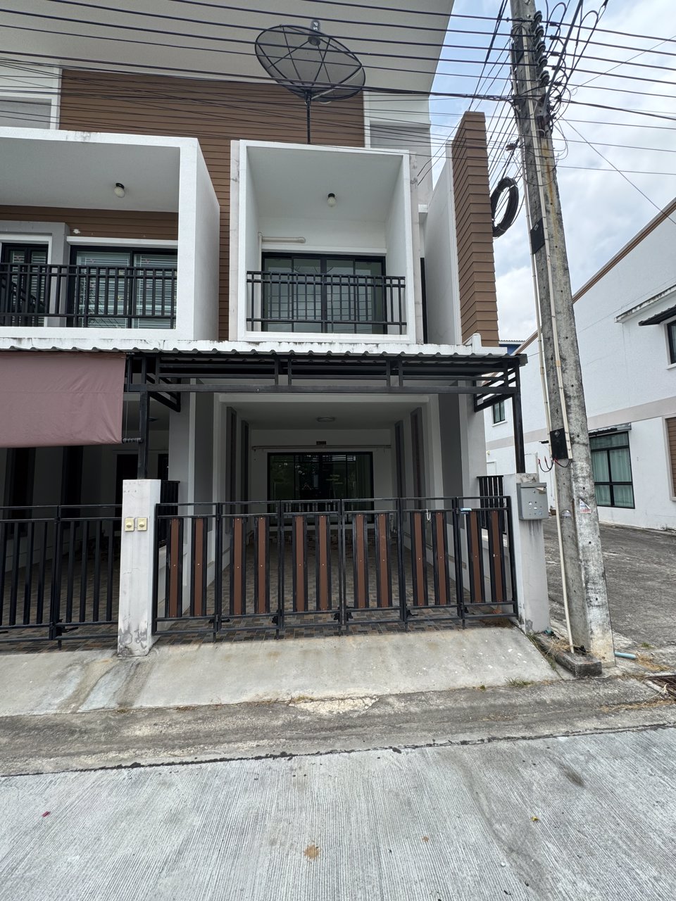 ขายบ้านทาวน์เฮ้าส์-เงินเหลือ-2ชั้น-หมู่บ้านเดอะเพรสทีจ-เพลินใจ4-ห้องหัวมุม-พื้นที่-196-ตรวา-ตรงข้