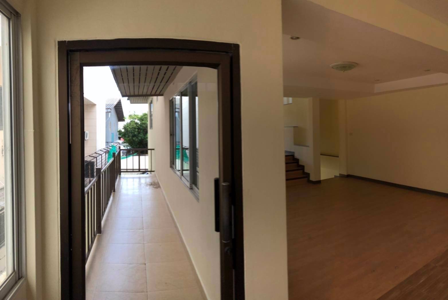 ขายทาวน์โฮมออฟฟิศ-3-ชั้น-ห้องหัวมุม