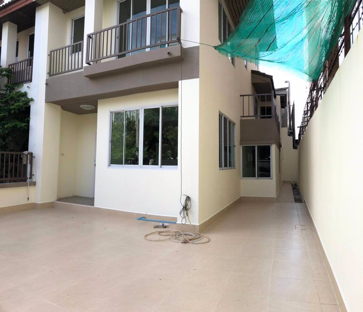 ขายทาวน์โฮมออฟฟิศ-3-ชั้น-ห้องหัวมุม