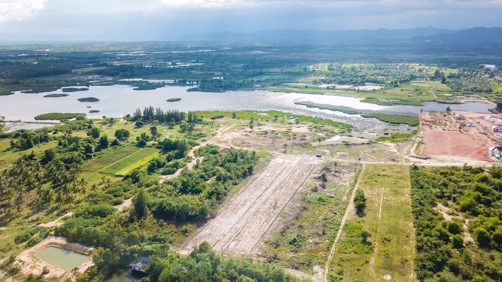 ที่ดินแบ่งขาย-แปลงสวย-วิวเขาสามร้อยยอด-ถูกหลักฮวงจุ้ย-มีเขา-มีน้ำ