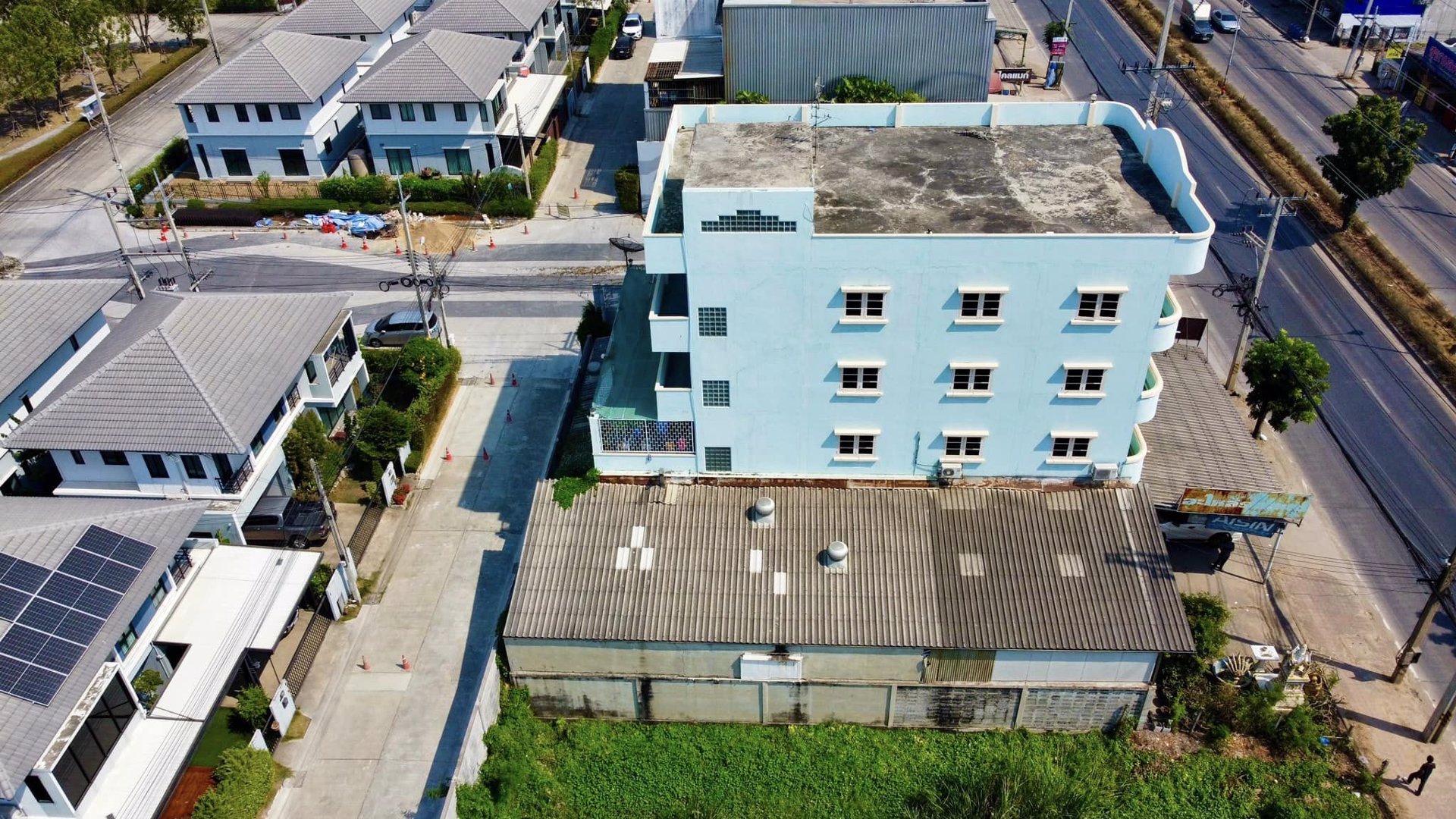 ขายตึก-4-ชั้นครึ่ง-ทำเลทอง-ติดถนนลำลูกกา