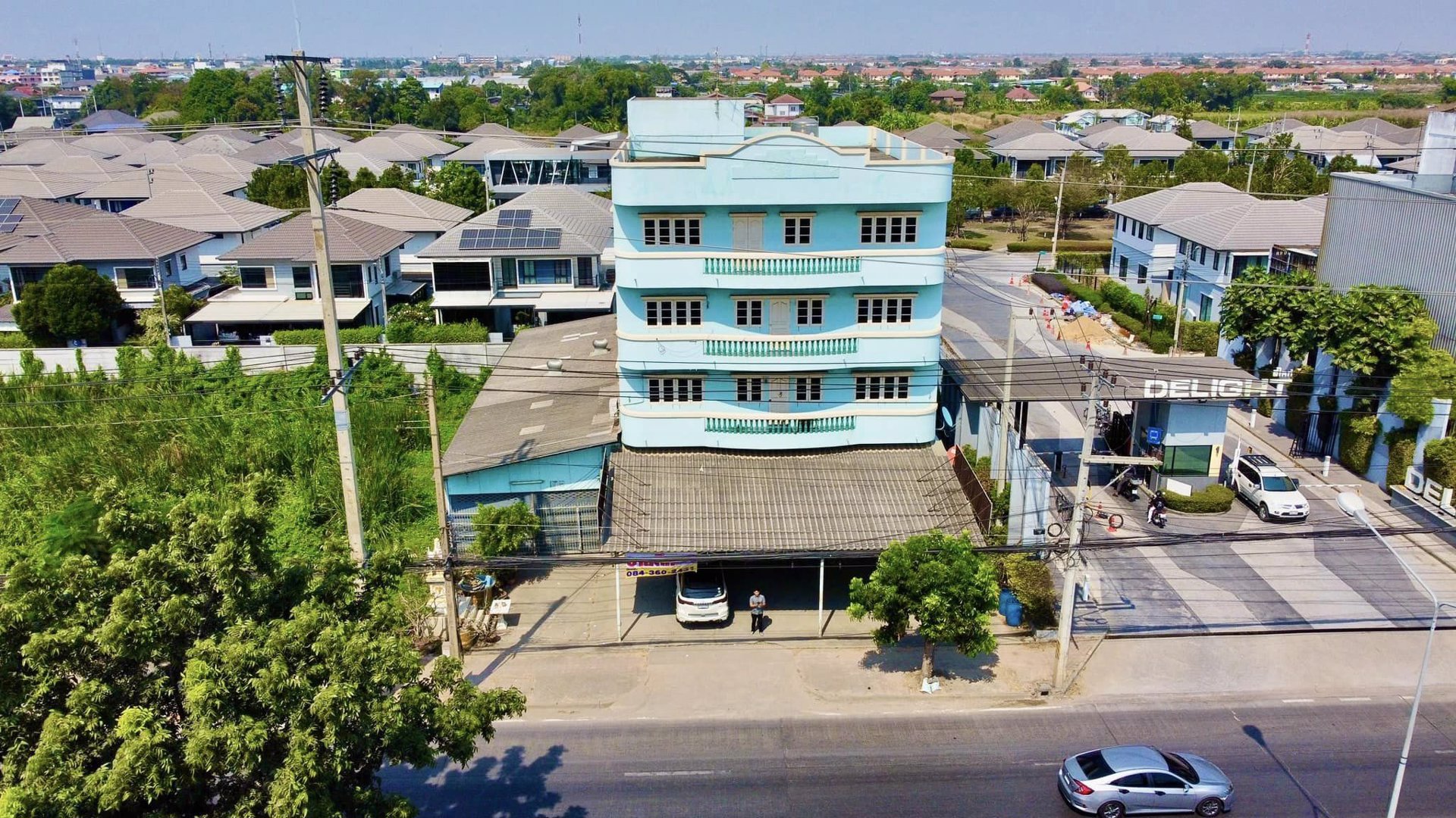 ขายตึก-4-ชั้นครึ่ง-ทำเลทอง-ติดถนนลำลูกกา