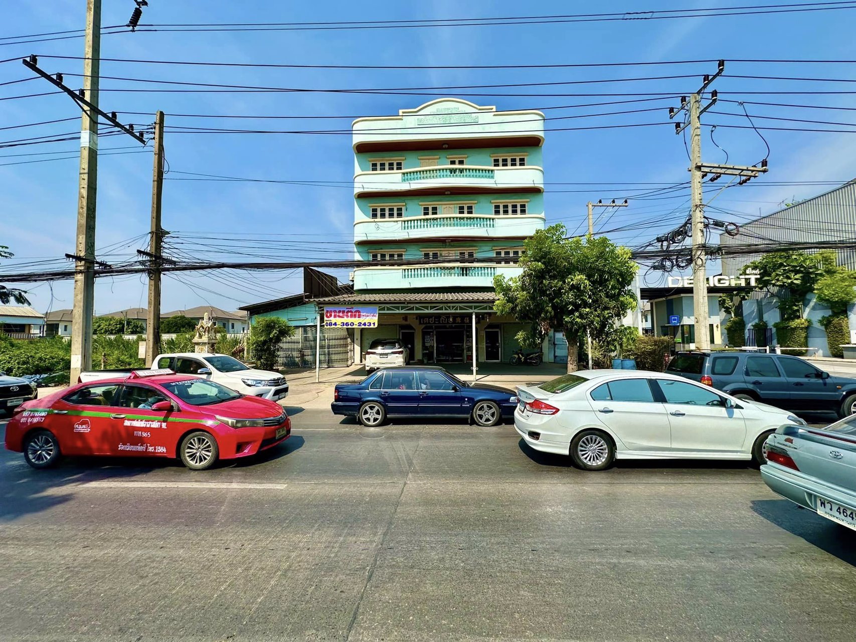 ขายตึก-4-ชั้นครึ่ง-ทำเลทอง-ติดถนนลำลูกกา