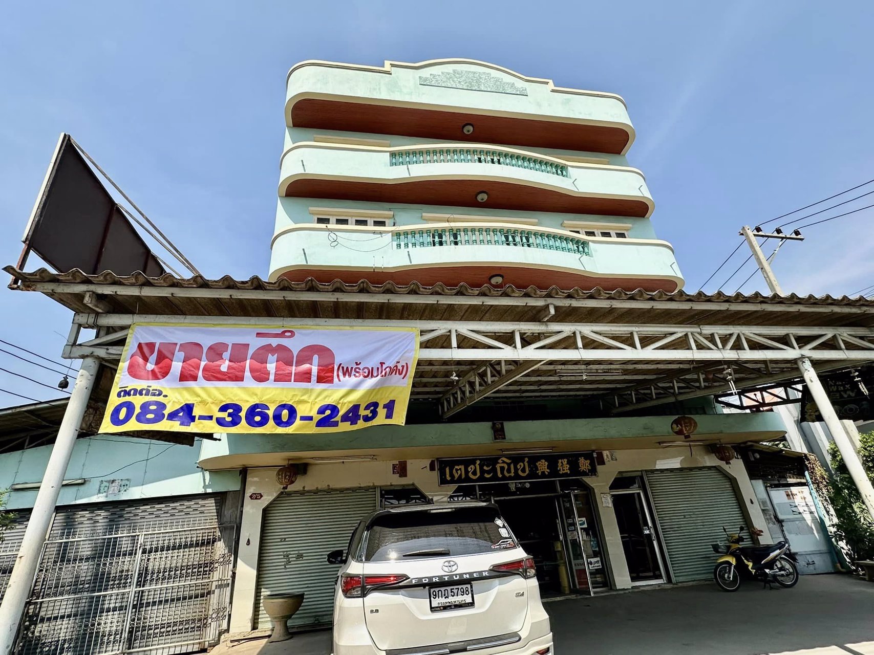 ขายตึก-4-ชั้นครึ่ง-ทำเลทอง-ติดถนนลำลูกกา