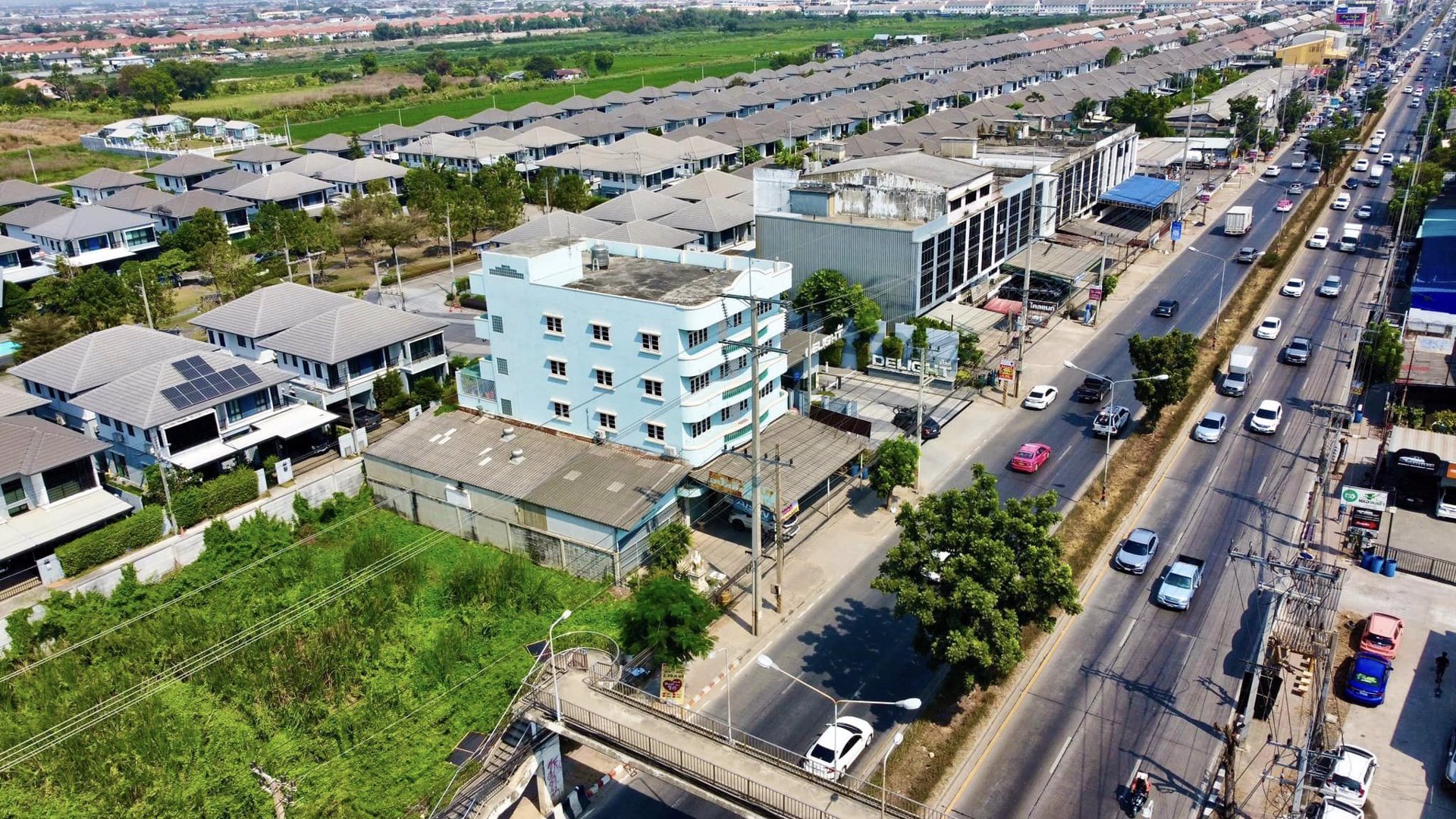 ขายตึก-4-ชั้นครึ่ง-ทำเลทอง-ติดถนนลำลูกกา