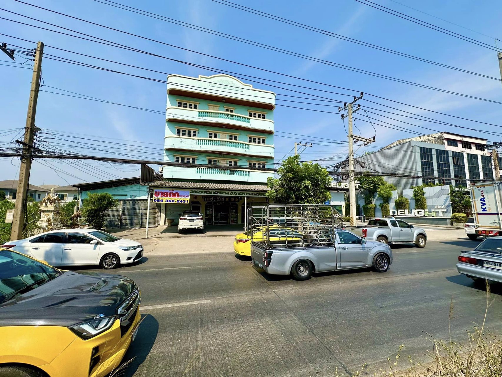 ขายตึก-4-ชั้นครึ่ง-ทำเลทอง-ติดถนนลำลูกกา