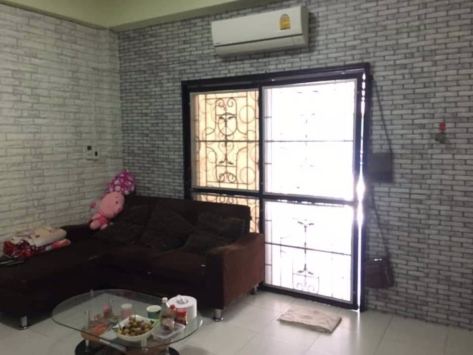 ขายเทาว์เฮ้าสองชั้น-หมู่บ้านโกลเด้นท์เพลส-แหล่งชุมชน-แหล่งโรงงาน-เครือสหพัฒน์ชลบุรี-ราคาถูกมากๆ