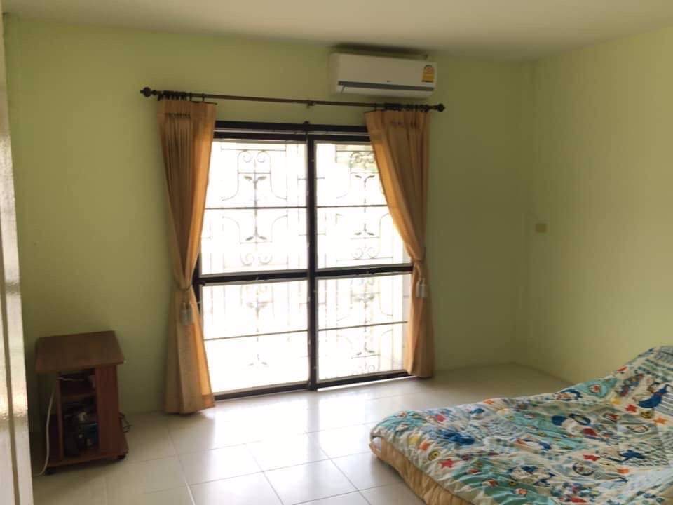 ขายเทาว์เฮ้าสองชั้น-หมู่บ้านโกลเด้นท์เพลส-แหล่งชุมชน-แหล่งโรงงาน-เครือสหพัฒน์ชลบุรี-ราคาถูกมากๆ