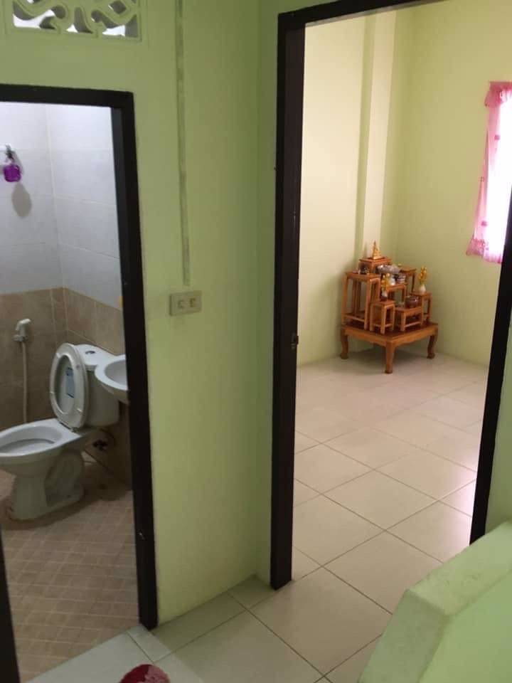 ขายเทาว์เฮ้าสองชั้น-หมู่บ้านโกลเด้นท์เพลส-แหล่งชุมชน-แหล่งโรงงาน-เครือสหพัฒน์ชลบุรี-ราคาถูกมากๆ