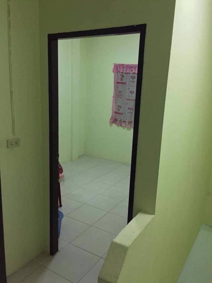 ขายเทาว์เฮ้าสองชั้น-หมู่บ้านโกลเด้นท์เพลส-แหล่งชุมชน-แหล่งโรงงาน-เครือสหพัฒน์ชลบุรี-ราคาถูกมากๆ