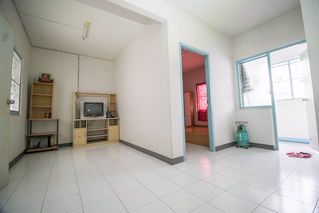 ให้เช่าบ้านเอื้ออาทร-2-ปากเกร็ด-ซอยวัดกู้-ห้องสะอาดราคาถูก-อนุญาติให้เลี้ยงสัตว์เล็กได้