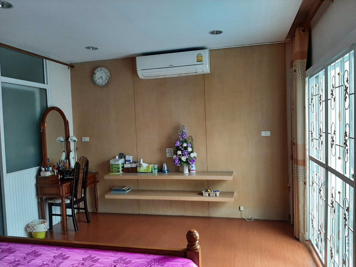 หมู่บ้านบุษรา-ทาวน์โฮม-23-ตารางวา-3-ชั้น-พร้อมเฟอร์นิเจอร์-แบกกระเป๋าเข้าอยู่ได้เลย