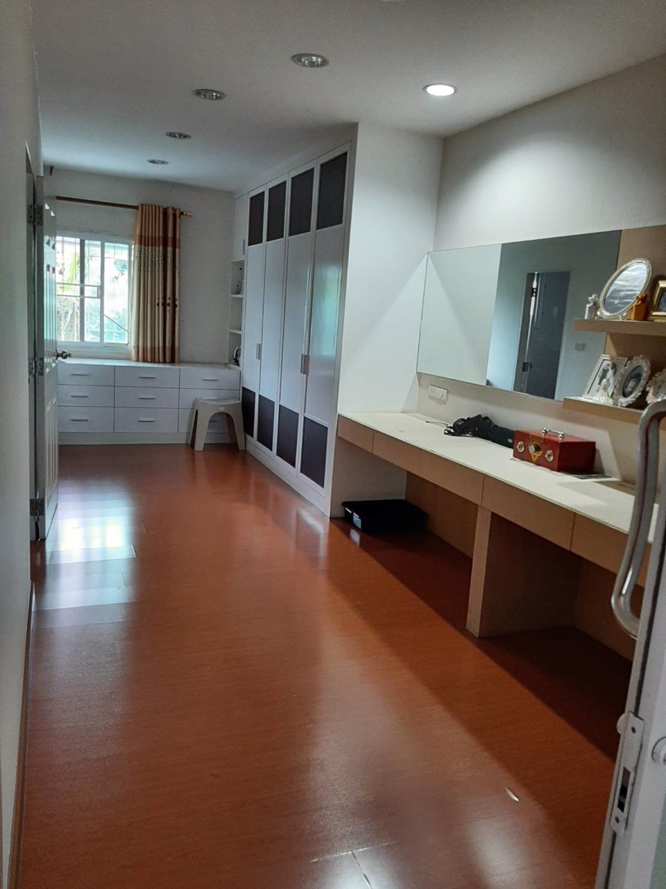 หมู่บ้านบุษรา-ทาวน์โฮม-23-ตารางวา-3-ชั้น-พร้อมเฟอร์นิเจอร์-แบกกระเป๋าเข้าอยู่ได้เลย