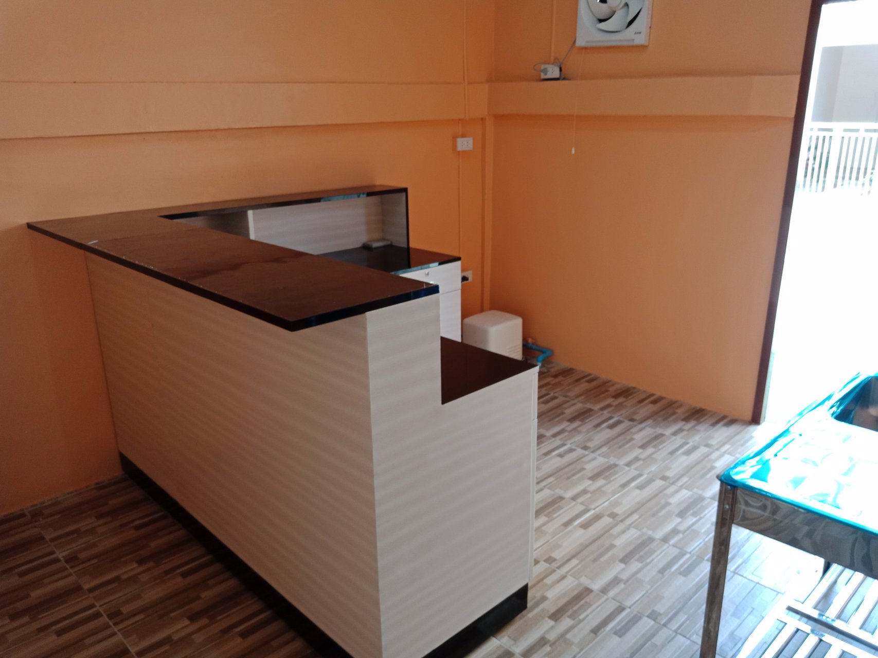 ให้เช่าอาคารพาณิชย์-ห้องมุม3ชั้น-พร้อมอยู่-อาคารหันหน้าเข้าประตูโรงเรียนมัธยมตากสินระยอง-เดิน20ก้าว