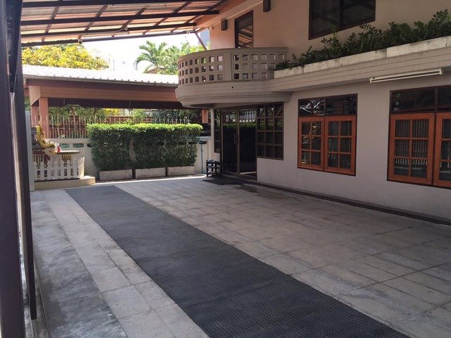 ขายบ้านเดี่ยว-2-ชั้น-เนื้อที่-102-ตรว-ซอยลาดพร้าว-71-ใกล้เลียบด่วนรามอินทรา-ทำเลดี-เดินทางสะดว