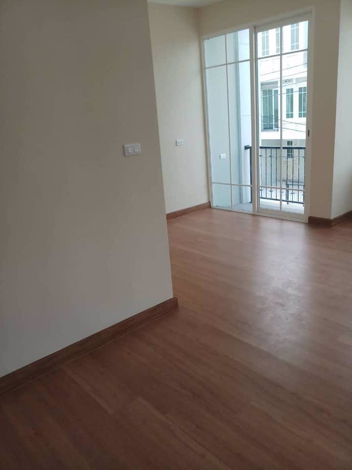 ให้เช่าทาวโฮม-3-ชั้น-สไตล์อังกฤษ-โครงการ-golden-city-แจ้งวัฒนะ-เมืองทอง-มีพื้นที่ข้างบ้าน-พื้น