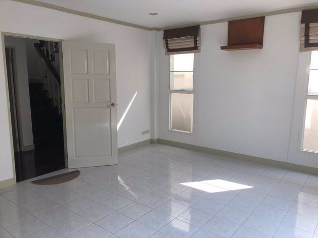 ให้เช่าทาวน์เฮ้าส์-3-ชั้น-เหมาะสำหรับพักอาศัยหรือทำออฟฟิต-เนื้อที่-32-ตรว-ถนนสาธุประดิษฐ์-15