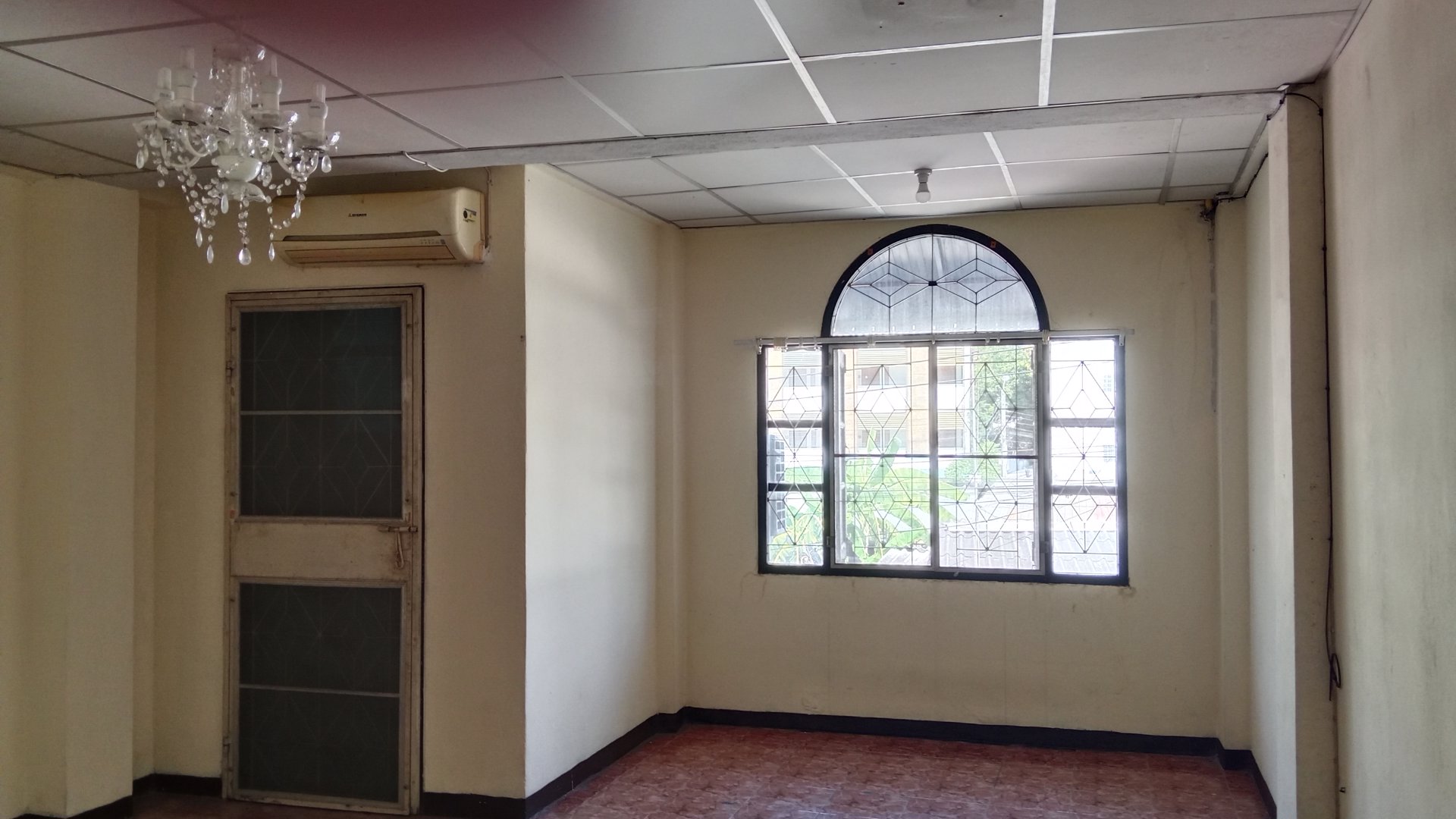 ทาวน์โฮม4นอน2น้ำใกล้รถไฟฟ้า5นาทีพร้อมเฟอร์นิเจอร์ทั้งหมด-ป้ายรถเมล์อยู่ปากซอย-อยู่ตรงข้ามfoodland