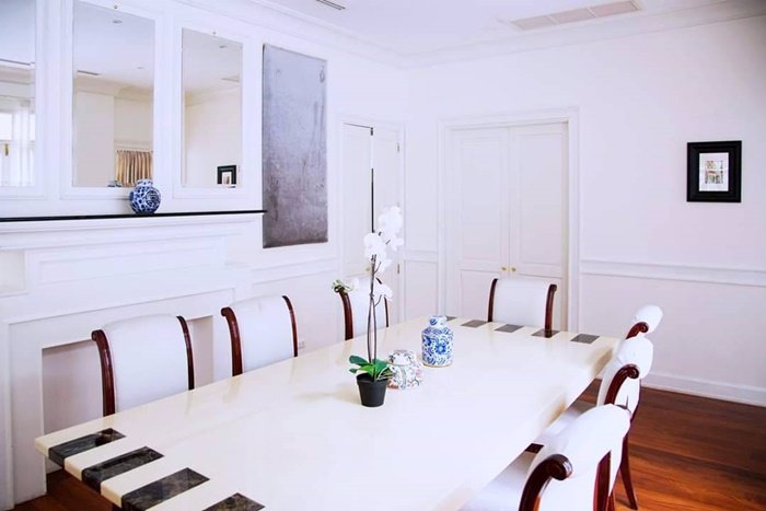 บ้านสวยหรูย่านใจกลางเมืองสไตล์โคโลเนียล-พร้อมการตกแต่งภายในร่วมสมัยที่สุขุมวิท-33