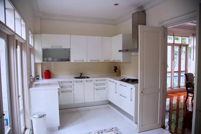 บ้านสวยหรูย่านใจกลางเมืองสไตล์โคโลเนียล-พร้อมการตกแต่งภายในร่วมสมัยที่สุขุมวิท-33