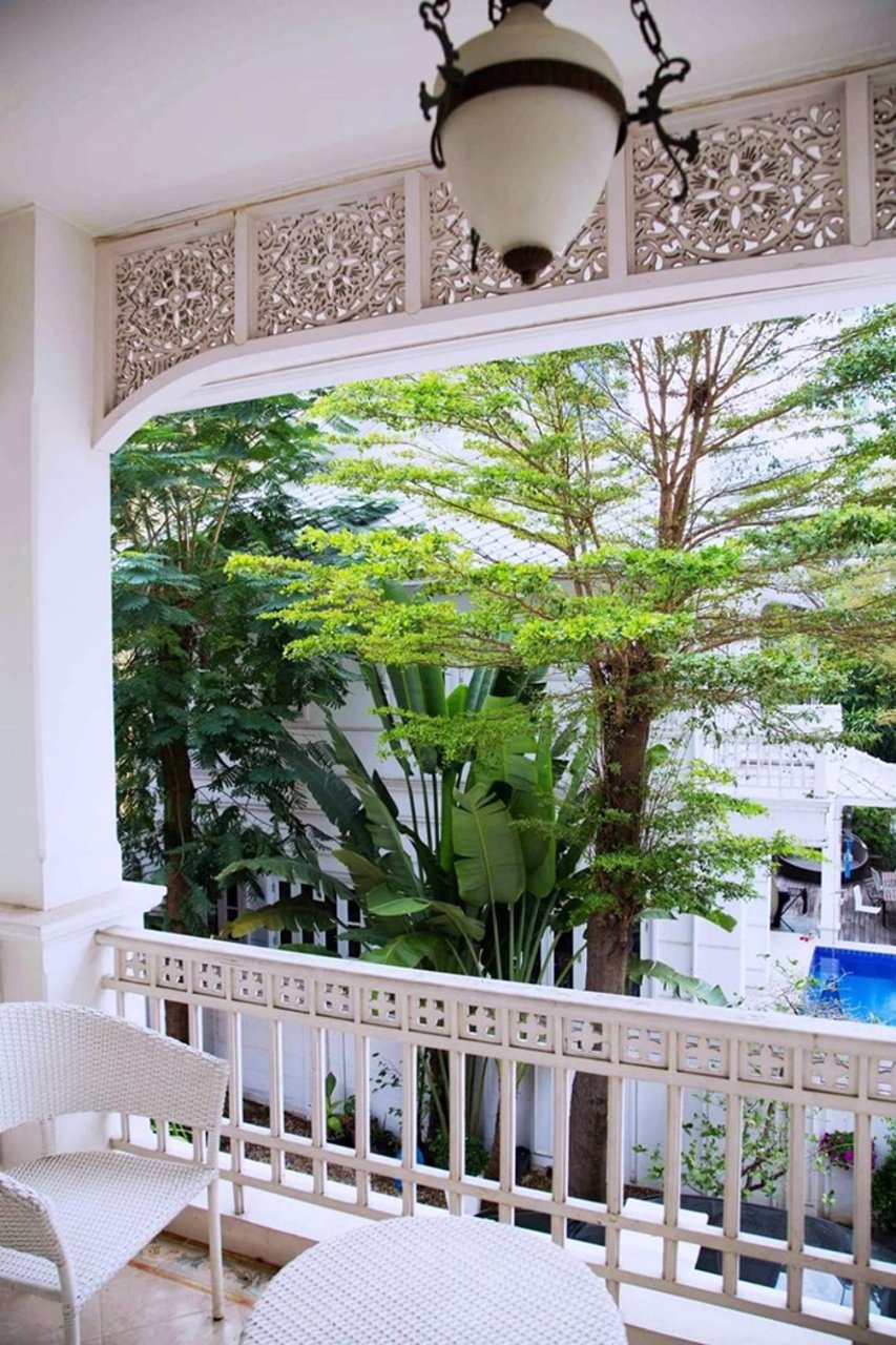 บ้านสวยหรูย่านใจกลางเมืองสไตล์โคโลเนียล-พร้อมการตกแต่งภายในร่วมสมัยที่สุขุมวิท-33