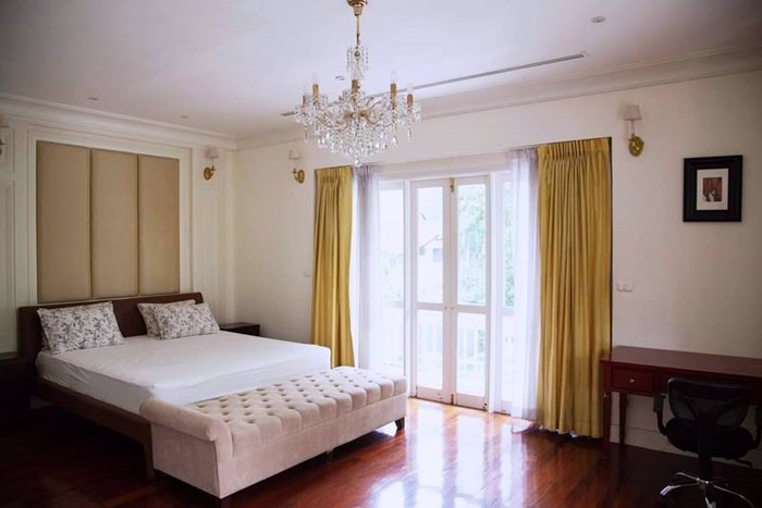 บ้านสวยหรูย่านใจกลางเมืองสไตล์โคโลเนียล-พร้อมการตกแต่งภายในร่วมสมัยที่สุขุมวิท-33