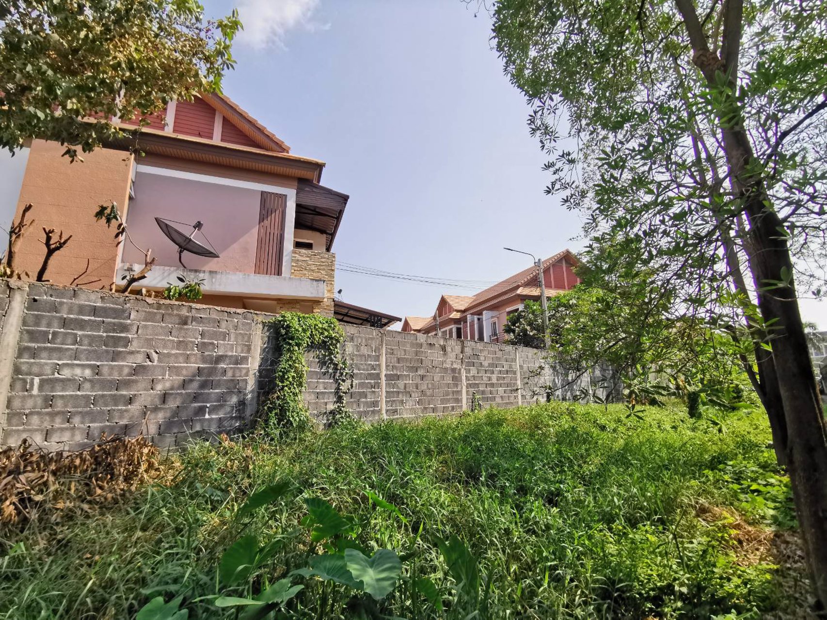 ขาย-ที่ดินทำเลดี-ล้อมหมู่บ้านจัดสรร3โครงการ-ที่ติดถนนซอยยาว-162-เมตร-996846000บาท-กรุงเทพ​มหานคร