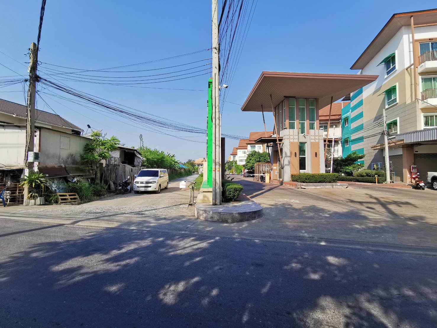 ขาย-ที่ดินทำเลดี-ล้อมหมู่บ้านจัดสรร3โครงการ-ที่ติดถนนซอยยาว-162-เมตร-996846000บาท-กรุงเทพ​มหานคร