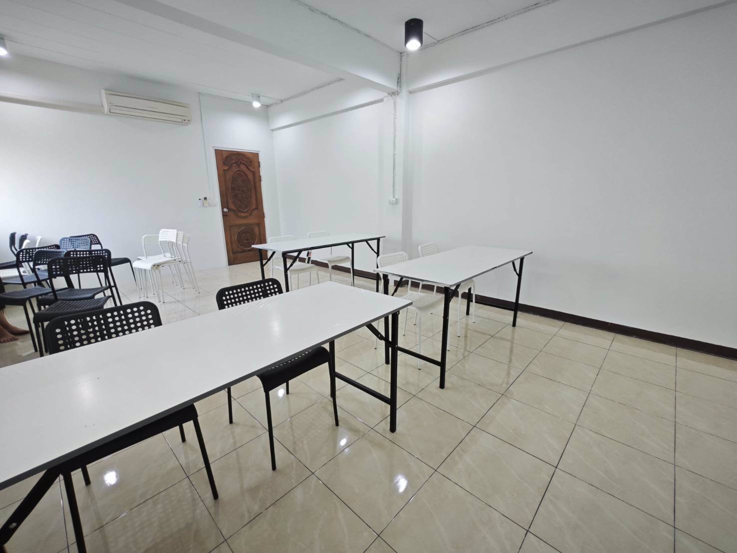 ห้องเช่าสำหรับสอนพิเศษ-ทำงาน-ประชุมงาน-workshop-ที่แบริ่ง-58-60-พื้นที่-30-ตรม-โต๊ะ-เก้าอี้-ทีวี-ร