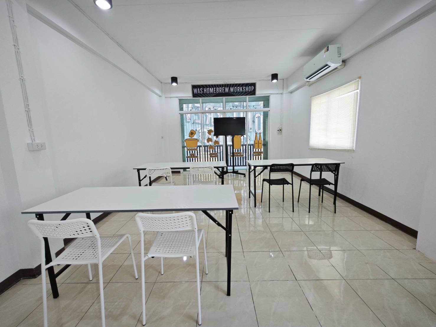 ห้องเช่าสำหรับสอนพิเศษ-ทำงาน-ประชุมงาน-workshop-ที่แบริ่ง-58-60-พื้นที่-30-ตรม-โต๊ะ-เก้าอี้-ทีวี-ร