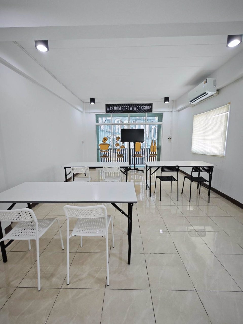 ห้องเช่าสำหรับสอนพิเศษ-ทำงาน-ประชุมงาน-workshop-ที่แบริ่ง-58-60-พื้นที่-30-ตรม-โต๊ะ-เก้าอี้-ทีวี-ร