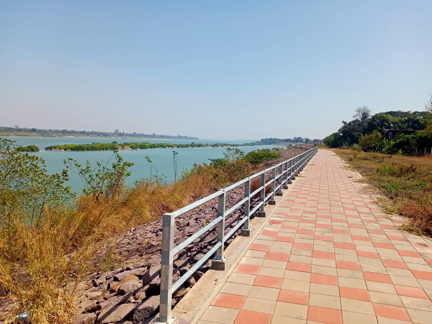 ขายที่ดิน-ชานเมืองมุกดาหาร-บ้านนาเวียงแก-สามารถเดินชมวิวแม่น้ำโขงได้