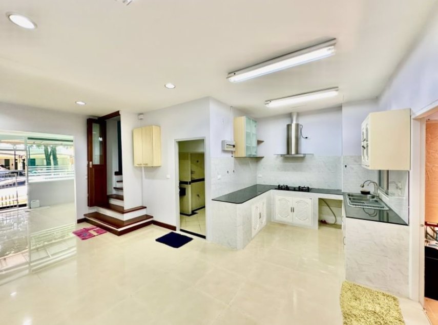 ขายด่วน-บ้านกลางเมือง-บริติช-ทาวน์-ศรีนครินทร์-เป็นทาวน์โฮม-3-ชั้น-หลังริม-รีโนเวทใหม่-สวยๆ