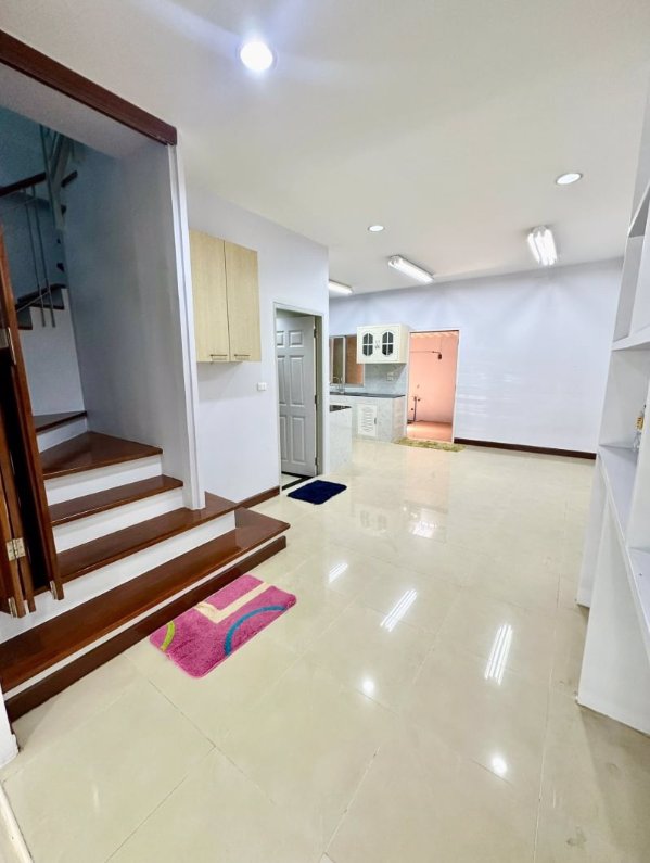 ขายด่วน-บ้านกลางเมือง-บริติช-ทาวน์-ศรีนครินทร์-เป็นทาวน์โฮม-3-ชั้น-หลังริม-รีโนเวทใหม่-สวยๆ